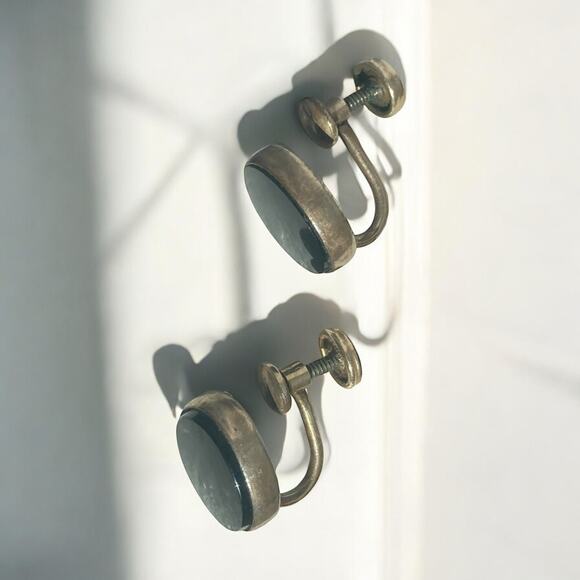 Vintage Black resin oval shaped screw back earrings 1/20 12k - Picture 2 of 7